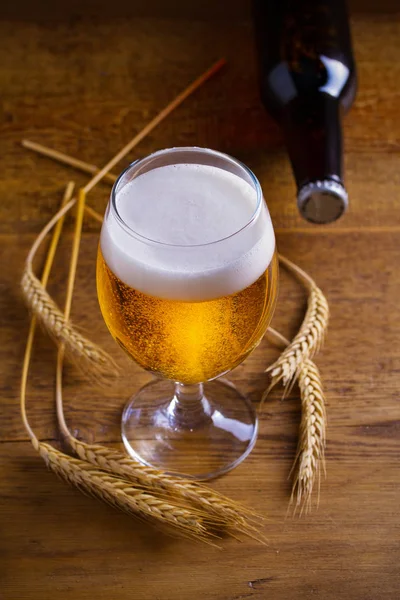 Copo Garrafa Cerveja Orelhas Cevada Fundo Madeira Ale Vertical — Fotografia de Stock