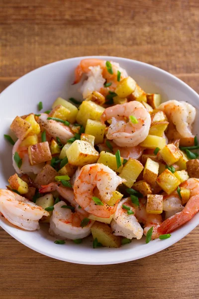 Camarones Con Cebolletas Patatas Crujientes — Foto de Stock