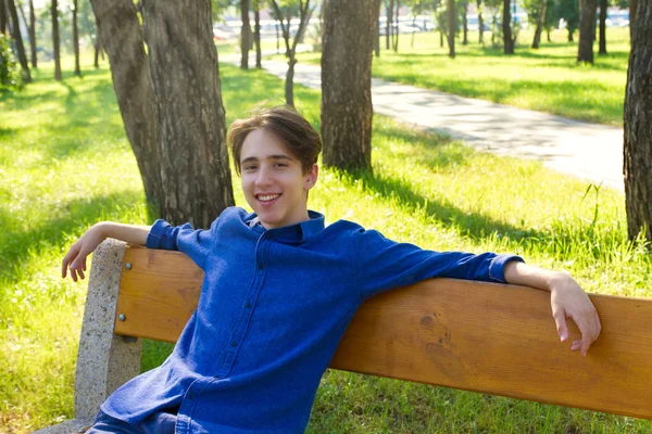 Portrait Extérieur Jeune Homme Dans Parc Souriant Beau Adolescent Reposer — Photo