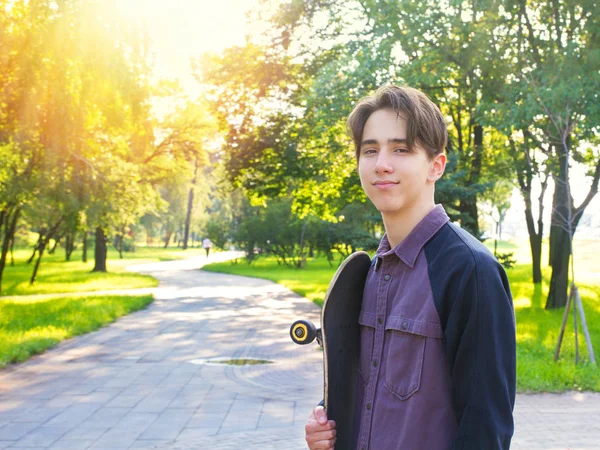 Mladý Muž Stojící Skateboard Rukou Městském Parku Dospívající Chlapec Bruslař — Stock fotografie