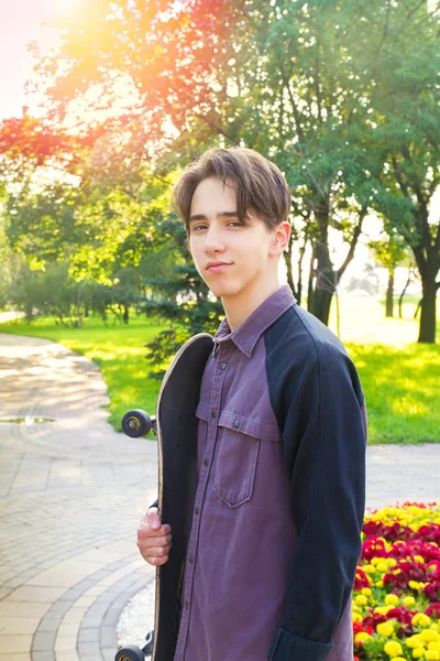 Joven Hombre Pie Con Monopatín Las Manos Parque Ciudad Patinador —  Fotos de Stock