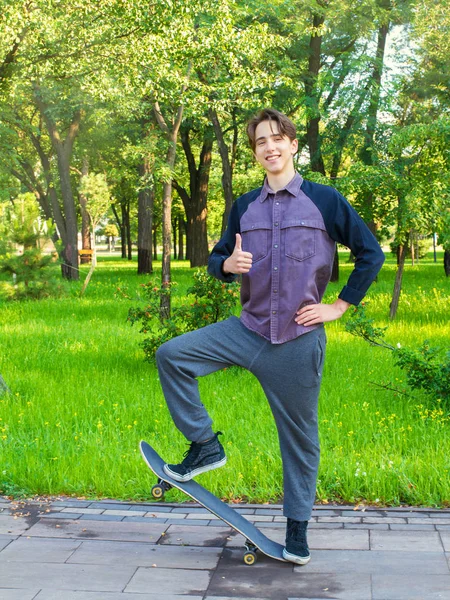 Jeune Homme Debout Sur Skateboard Dans Parc Ville Adolescent Garçon — Photo