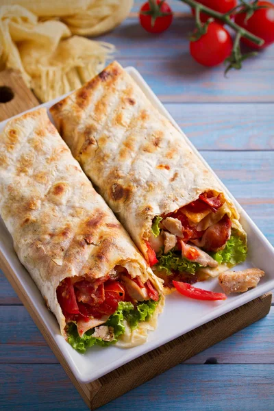 Kip Spek Wraps Met Sla Tomaten Kaas Tortilla Burrito Broodjes — Stockfoto