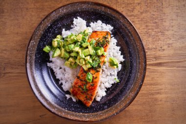 Avokado ile somon fileto kişniş salsa kireç, bir garnitür olarak pirinç. Tepegöz, yatay