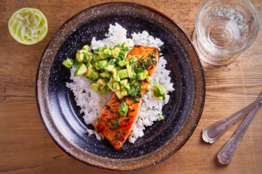 Avokado ile somon fileto kişniş salsa kireç, bir garnitür olarak pirinç. Tepegöz, yatay