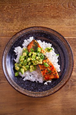 Avokado ile somon fileto kişniş salsa kireç, bir garnitür olarak pirinç. Tepegöz, dikey