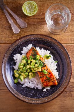 Avokado ile somon fileto kişniş salsa kireç, bir garnitür olarak pirinç. Tepegöz, dikey