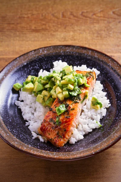 Avokado ile somon fileto kişniş salsa kireç, bir garnitür olarak pirinç. dikey