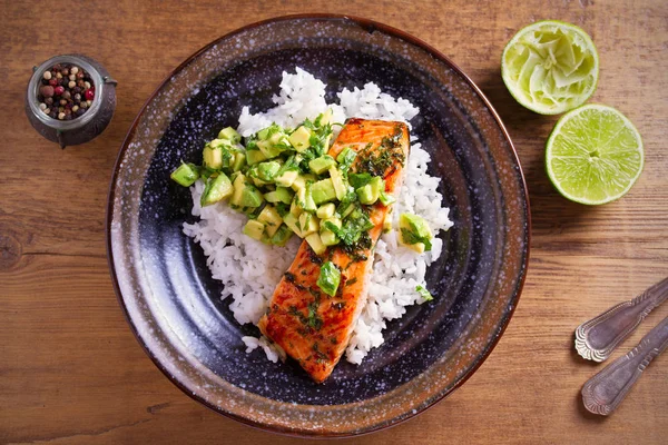 Lachsfilet Mit Avocado Limetten Koriander Salsa Reis Als Garnitur Über — Stockfoto