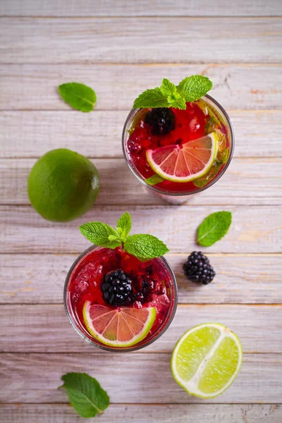 Cóctel Mojito Mora Con Bayas Lima Menta Sobre Fondo Madera — Foto de Stock