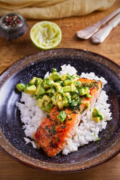 Filet Saumon Avec Salsa Coriandre Avocat Riz Comme Garniture Vertical — Photo