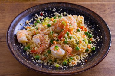 Kuskus, yeşil bezelye, pırasa ve havuç ile karides