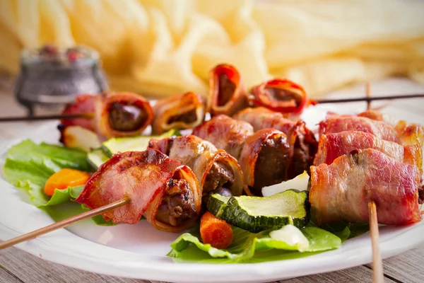 Chicken Liver Wrapped Bacon Skewers Grilled Liver Kebabs Vegetables White — Stock Photo, Image