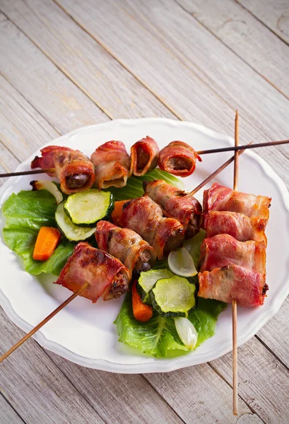 Chicken Liver Wrapped Bacon Skewers Grilled Liver Kebabs Vegetables White — Stock Photo, Image