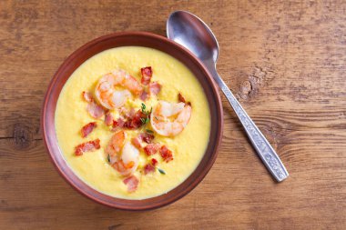 Kremalı mısır karides ve pastırma ile sebze çorbası. Yukarıda görmek, en iyi stüdyo vurdu 