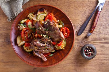 Yavaş Tencere kuzu sebze ve sarımsak ile. Yukarıda görmek, en iyi stüdyo vurdu 