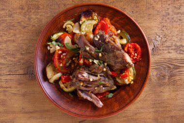 Yavaş Tencere kuzu sebze ve sarımsak ile. Yukarıda görmek, en iyi stüdyo vurdu 