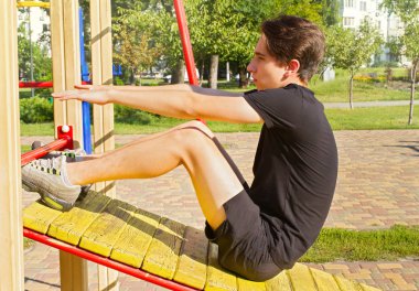 Genç adam park, sabah egzersiz egzersiz yerleştirmek. Sağlıklı yaşam tarzı