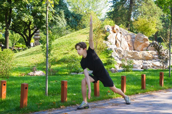年轻的健身男子在公园里锻炼 运动员在户外锻炼 健康的生活方式 普拉提 — 图库照片