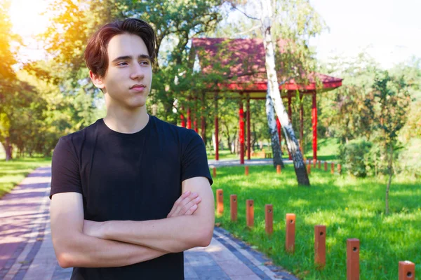 Junger Fitter Mann Schwarzem Shirt Stadtpark Gesunder Lebensstil — Stockfoto
