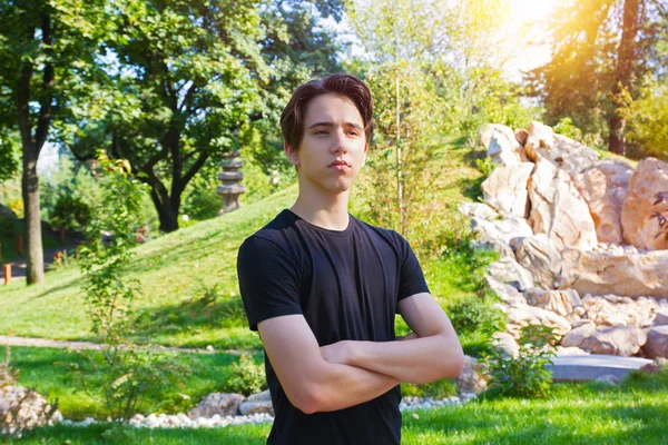 Jovem Homem Forma Shirt Preta Parque Cidade Estilo Vida Saudável — Fotografia de Stock