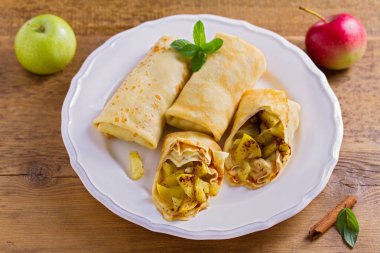 Tarçınlı elma krep. Karamelize elma ve tarçın ile Pancakes 