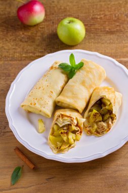 Tarçınlı elma krep. Karamelize elma ve tarçın ile Pancakes 