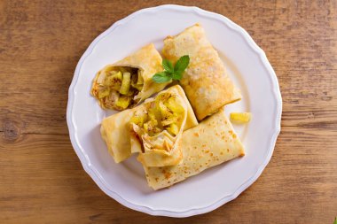 Tarçınlı elma krep. Krep karamelize elma ve tarçın ile. Yukarıda görmek, en iyi stüdyo vurdu  