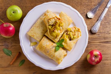 Tarçınlı elma krep. Krep karamelize elma ve tarçın ile. Yukarıda görmek, en iyi stüdyo vurdu  