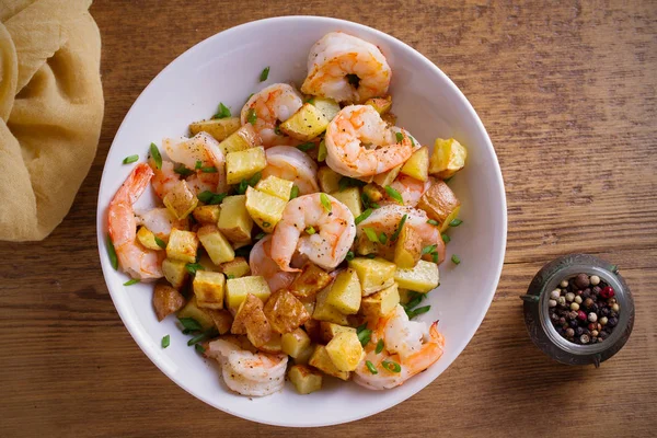 Camarones Con Cebolletas Patatas Crujientes Tazón Blanco Sobre Fondo Madera — Foto de Stock