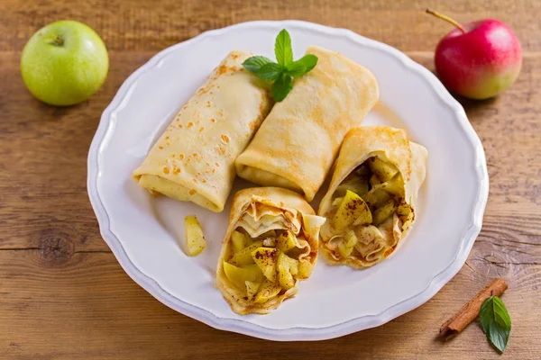 Rollitos de manzana Stockfotos, lizenzfreie Rollitos de manzana Bilder ...