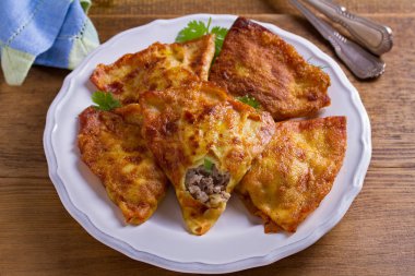 Etli lezzetli doldurulmuş krep. Et ile doldurulmuş krep