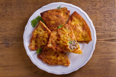 Etli lezzetli doldurulmuş krep. Krep etli dolu. Yukarıda görmek, en iyi stüdyo vurdu