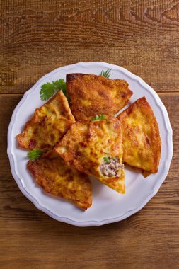 Etli lezzetli doldurulmuş krep. Krep etli dolu. Yukarıda görmek, en iyi stüdyo vurdu