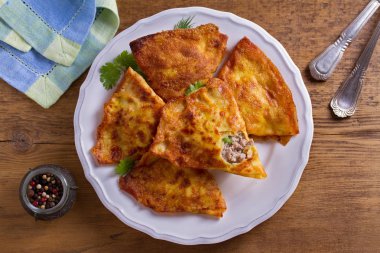 Etli lezzetli doldurulmuş krep. Krep etli dolu. Yukarıda görmek, en iyi stüdyo vurdu