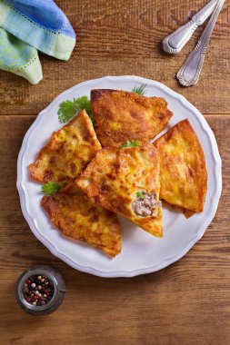 Etli lezzetli doldurulmuş krep. Krep etli dolu. Yukarıda görmek, en iyi stüdyo vurdu