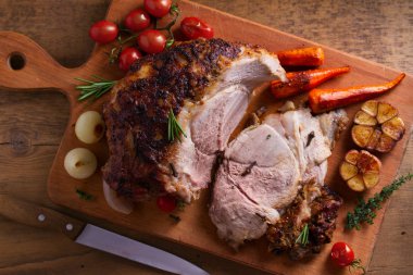 Sebze jambon pişmiş: havuç, soğan, domates, sarımsak ve Doğrama Kurulu üzerinde otlar. Yukarıda görmek, en iyi stüdyo vurdu