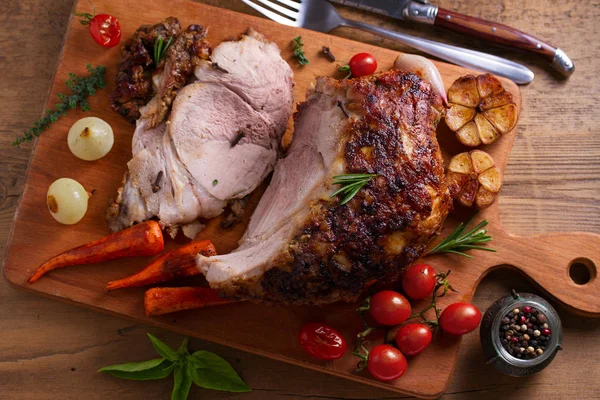 Jamón Horno Con Verduras Zanahorias Cebollas Tomates Ajo Hierbas Tabla —  Fotos de Stock