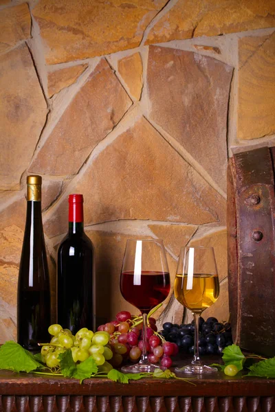 Червоно Біле Вино Виноградом Поруч Старою Кошиком Винному Підвалі Окуляри — стокове фото