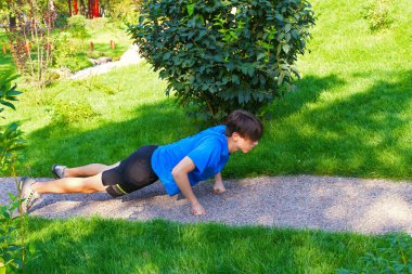 Genç adam Push ups egzersiz Park yapmak