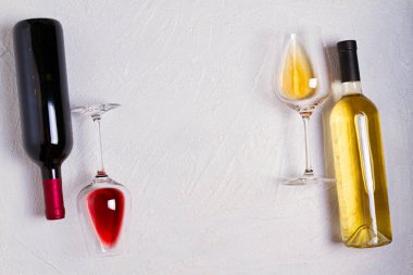 Gözlük ve şişe şarap beyaz taş üzerinde arka plan doku. Yukarıda görmek, en iyi stüdyo vurdu