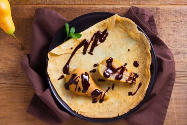 Krep pişmiş armut ve çikolata ile. Krep pişmiş armut ve çikolata ile. Yukarıda görmek, en iyi stüdyo vurdu  