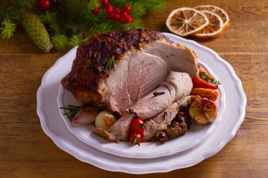 Sebze jambon pişmiş: havuç, soğan, domates, sarımsak ve otlar. Noel süsleri. Yemek için Noel arifesi. 