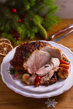Sebze jambon pişmiş: havuç, soğan, domates, sarımsak ve otlar. Noel süsleri. Yemek için Noel arifesi. 