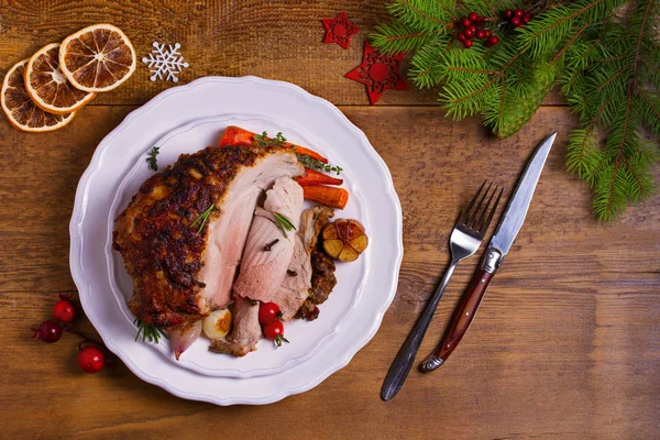 Gebackener Schinken Mit Gemüse Möhren Zwiebeln Tomaten Knoblauch Und Kräutern — Stockfoto