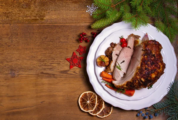 Gebackener Schinken Mit Gemüse Möhren Zwiebeln Tomaten Knoblauch Und Kräutern — Stockfoto