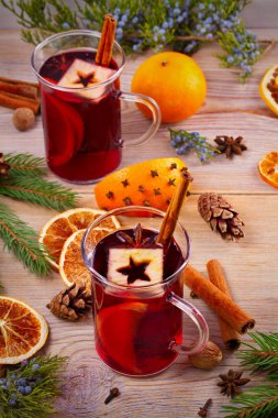 Baharat, narenciye ve elma ile mulled şarap sıcak içecek. Mevsimsel ve tatil kavramı