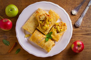 Lezzetli ev yapımı krep elma ve tarçın ile dolu. Tepegöz, yatay