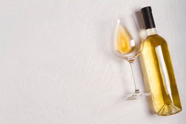 Cam ve şişe şarap beyaz taş üzerinde arka plan doku. Yukarıda görmek, en iyi stüdyo vurdu