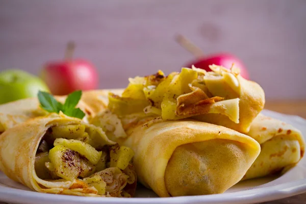 Läcker Hemmagjord Crepes Fylld Med Äpplen Och Kanel Horisontell — Stockfoto